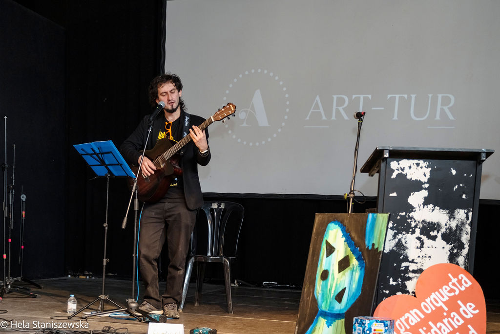 Marcin Bury na scenie w Nau Bostik