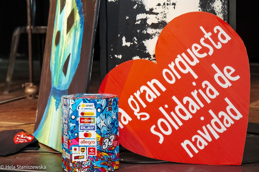 Puszka WOŚP i hiszpański znak WOŚP