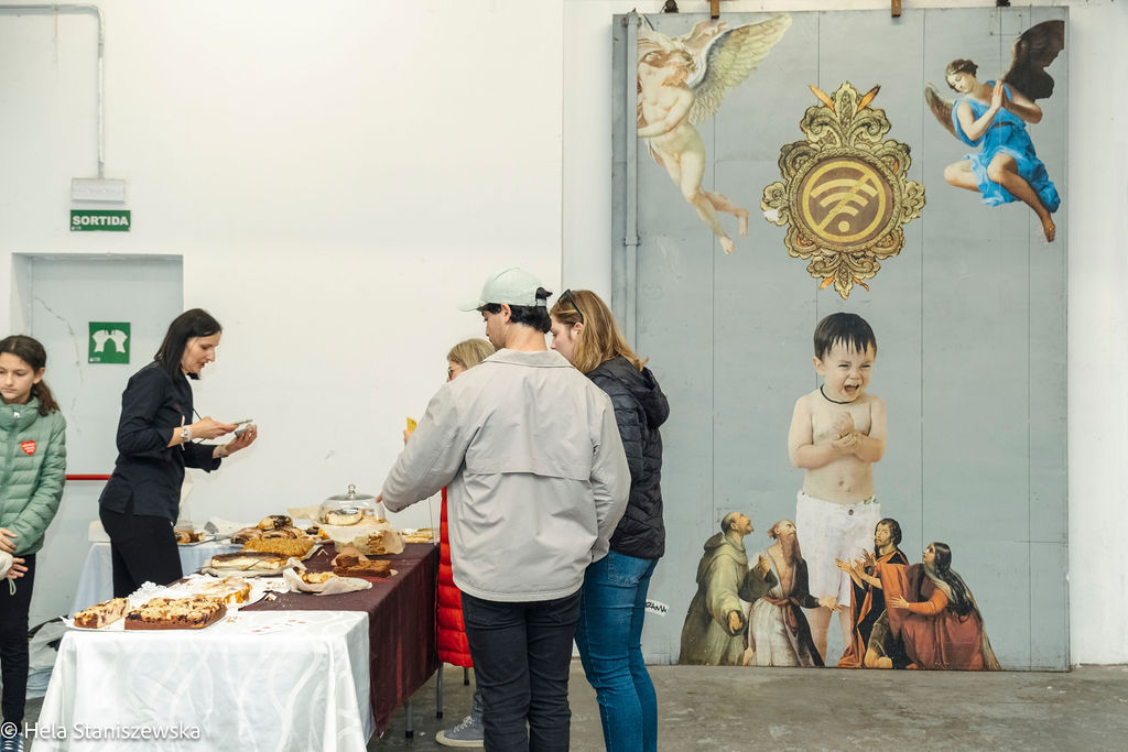 Scena i publiczność podczas koncertów WOŚP